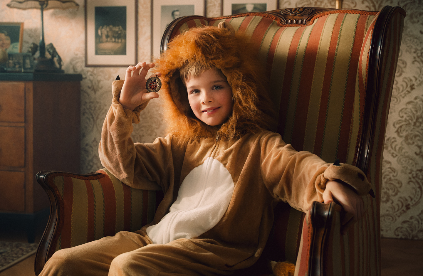 Kleiner Bub im Löwen-Kostüm