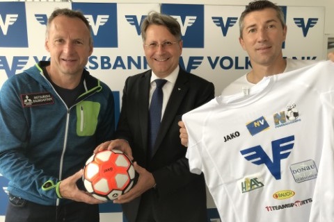 Freuen sich auf die NÖ Fußballcamps: Ex-Teamspieler Toni Pfeffer, Volksbank-Vorstandsdirektor Dr. Rainer Kuhnle und Koordinator Goran Zvijerac