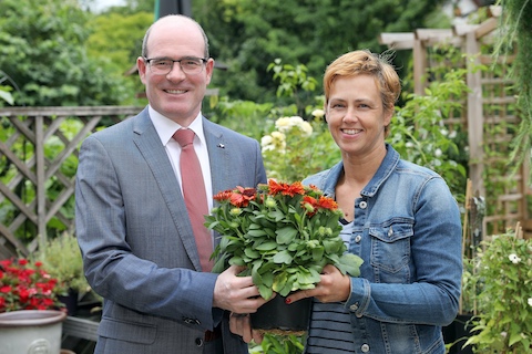 Gärtner- und Floristmeisterin Martina Mayrhofer mit Firmenkundenberater Wolfgang Enner