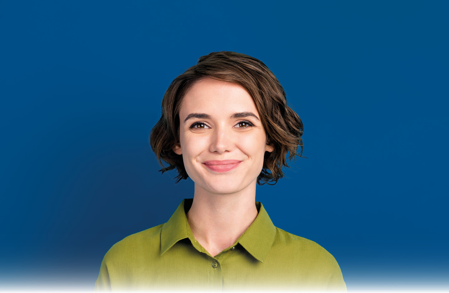 Ein Mann mit gewellten Haaren und Vollbart lächelt in die Kamera.