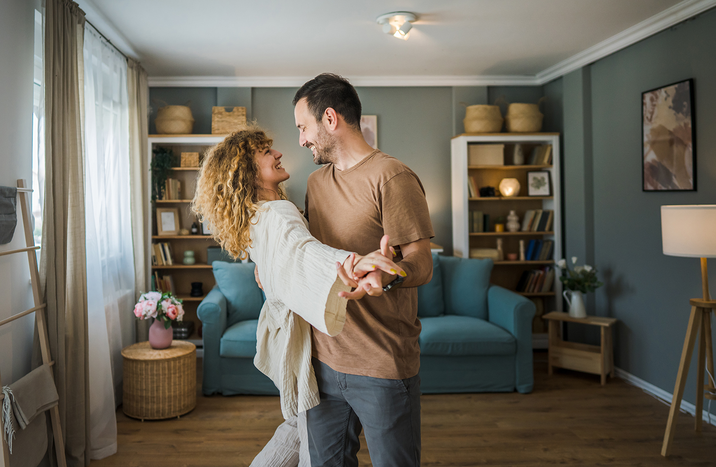 Ein Paar tanzt in ihrem Zuhause