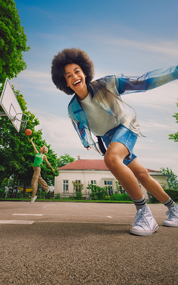 Junge Frau spielt Basketball