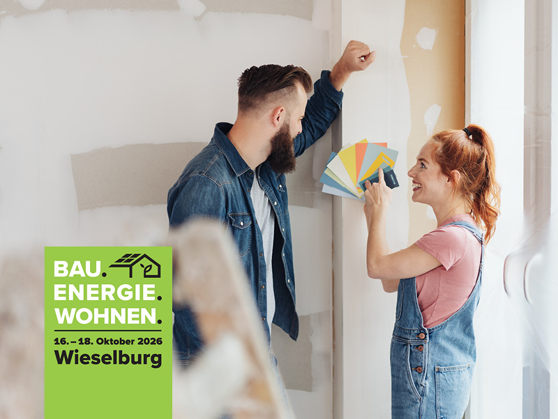 Mann und Frau suchen Wandfarbe aus