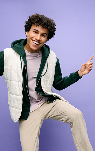 Junger Erwachsener vor lila Hintergrund