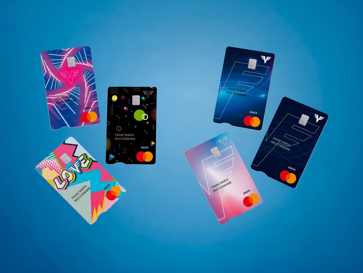 Die sechs Kartendesigns der Volksbanken zu sehen auf blauem Hintergrund.